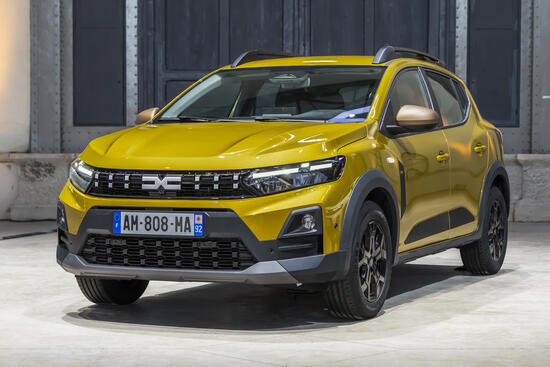 DACIA ERWEITERT SEIN ELEKTRIFIZIERTES ANGEBOT: EUROPAS MEISTVERKAUFTER PRIVATKUNDEN-PKW FÄHRT JETZT AUCH ALS VOLLHYBRID