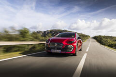 RENAULT CLIO E TECH HYBRID MACHT DIE STRAßEN BUNT