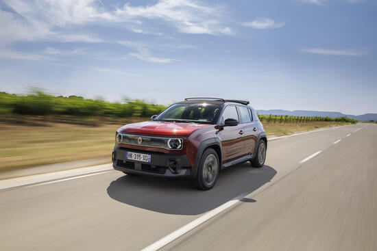 DER RENAULT 4 E-TECH ELECTRIC „PLEIN SUD®“: OFFENER FAHRSPASS FÜR ALLE