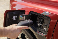 Renault 4 E-Tech Electric Techno Plein Sud in Karmesin-Rot