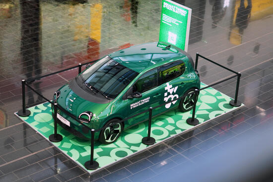 DER NEUE RENAULT TWINGO E-TECH ELECTRIC MACHT ZWISCHENSTOPP IN DER ANKUNFTSHALLE DES FLUGHAFEN WIEN