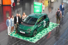 Der neue Renault Twingo E-Tech Electric begeistert die Reisenden in der Ankunftshalle im Flughafen Wien