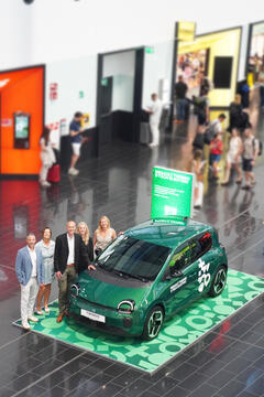 Der neue Renault Twingo E-Tech Electric begeistert die Reisenden in der Ankunftshalle im Flughafen Wien