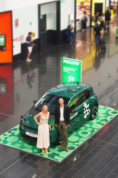 Der neue Renault Twingo E-Tech Electric begeistert die Reisenden in der Ankunftshalle im Flughafen Wien