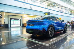 Die Alpine A390 in der Ankunftshalle des Flughafen Wien in Schwechat.