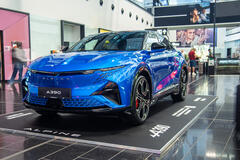 Die Alpine A390 in der Ankunftshalle des Flughafen Wien in Schwechat.