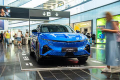 Die Alpine A390 in der Ankunftshalle des Flughafen Wien in Schwechat.