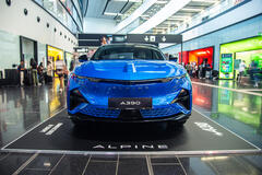 Die Alpine A390 in der Ankunftshalle des Flughafen Wien in Schwechat.