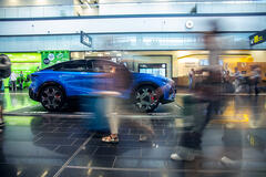 Die Alpine A390 in der Ankunftshalle des Flughafen Wien in Schwechat.