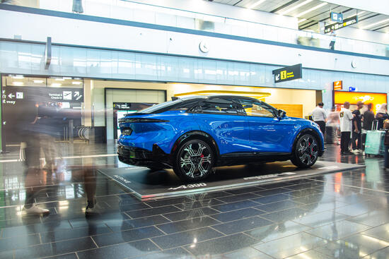 DIE NEUE ALPINE A390 LANDET AM FLUGHAFEN WIEN
